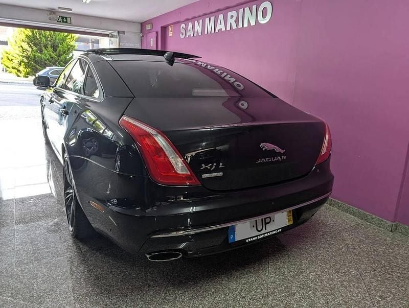 Usado Jaguar XJ 300 HP (220 kW) 2018 Preto Sedan