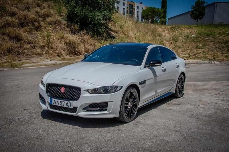 Branco Usado 2018 Jaguar XE Sedan | € 23.500 (Preço elevado) - Imagem 1/4