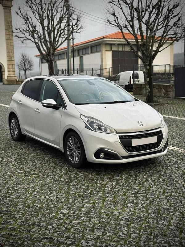 Branco Usado 2016 Peugeot 208 Citadino | € 8.900 (Preço elevado) - Imagem 1/4