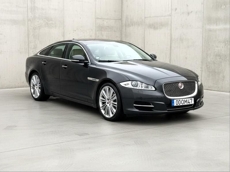 Usado Jaguar XJ 275 HP (202 kW) 2014 Cinzento Sedan