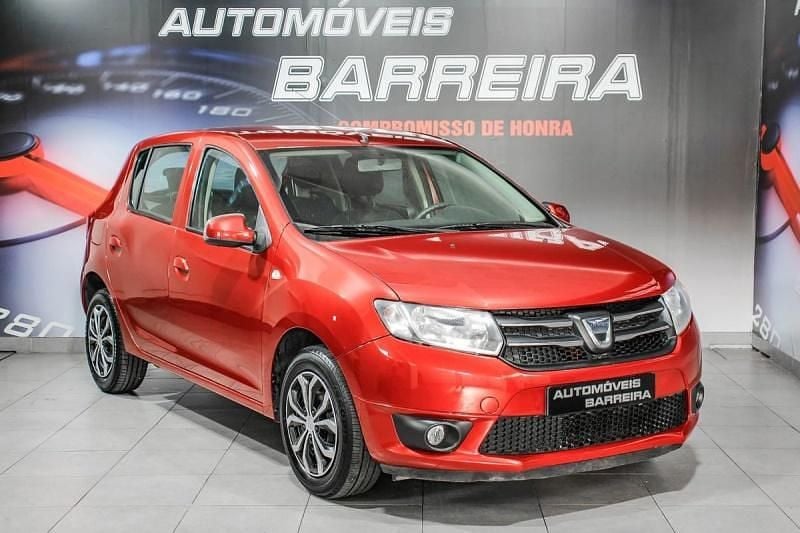 Vermelho Usado 2013 Dacia Sandero Comfort Citadino | € 7.900 - Imagem 1/4