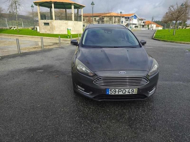 Usado Ford Focus 120 HP (88 kW) 2015 Cinzento Citadino