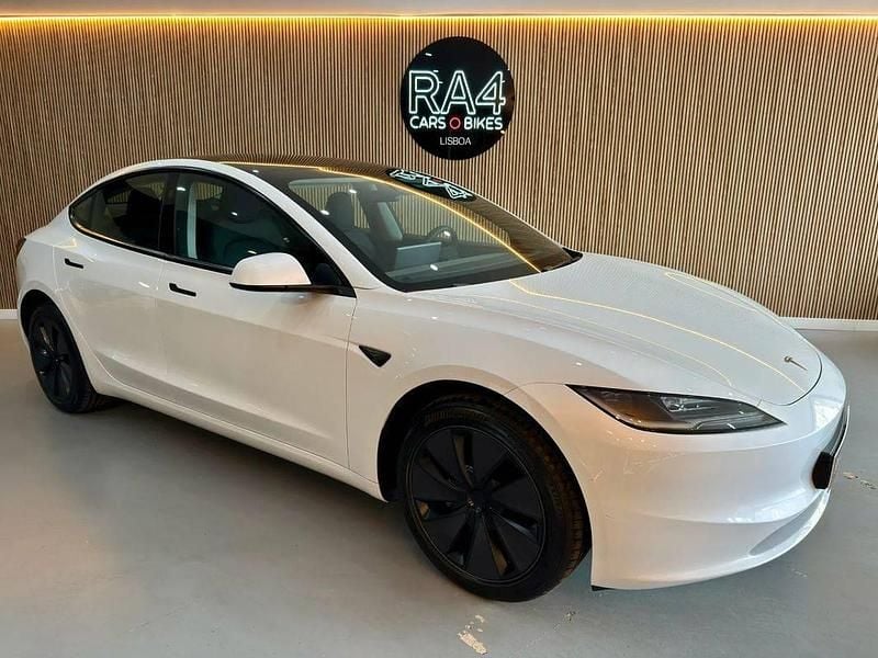 Branco Usado 2025 Tesla Model 3 Sedan | € 35.900 (Preço justo) - Imagem 1/4