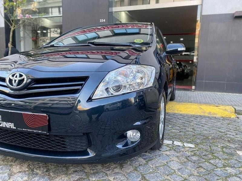 Usado Toyota Auris 90 HP (66 kW) 2012 Preto