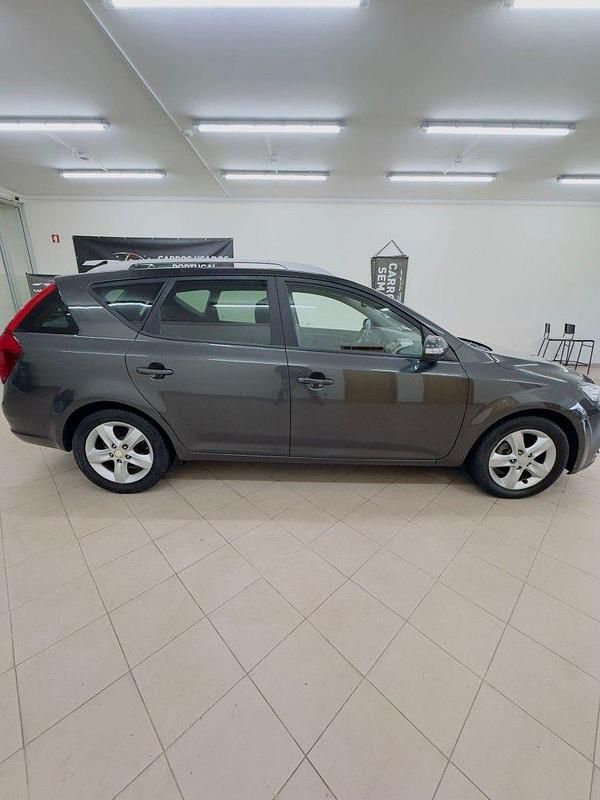 Usado Kia Ceed Sportswagon 109 HP (80 kW) 2010 Preto Carrinha