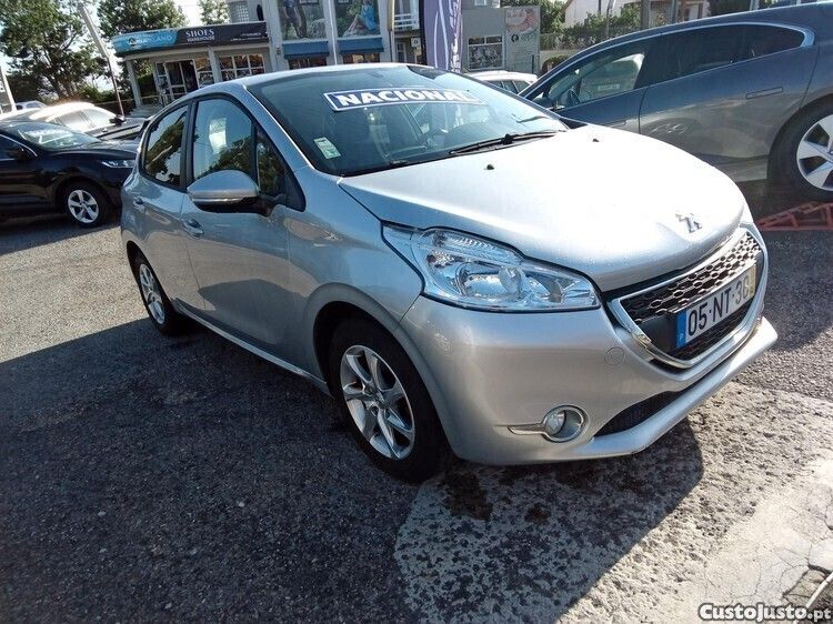 Cinza Usado 2013 Peugeot 208 Active Citadino | € 7.900 (Preço justo) - Imagem 1/1