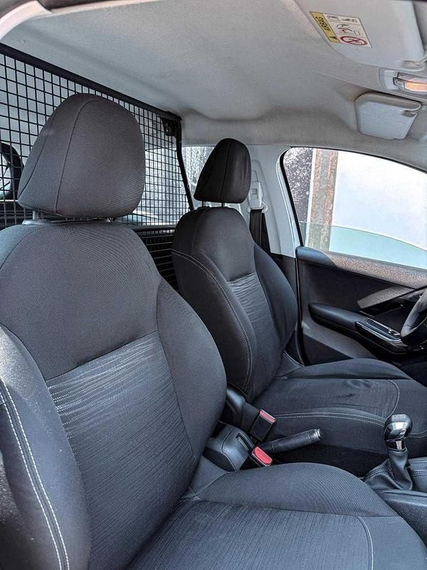 Usado Peugeot 208 68 HP (50 kW) 2015 Branco Citadino