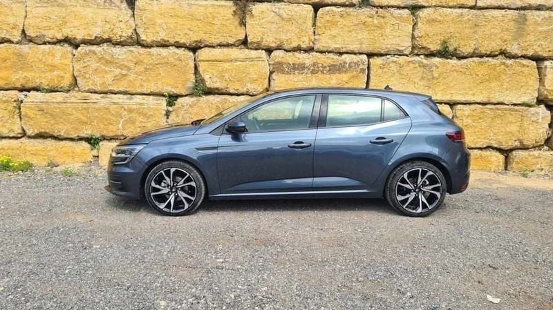 Usado Renault Mégane IV Intens 115 HP (84 kW) 2022 Cinzento (metalizado) Citadino