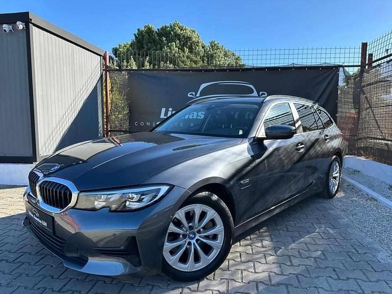 Cinza Usado 2021 BMW 330e Comfort Edition Carrinha | € 30.900 (Preço justo) - Imagem 1/4