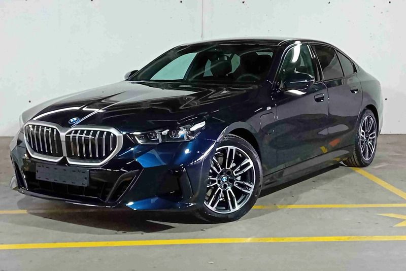 Preto Novo 2025 BMW 530e Shadowline Coupé | € 75.486 (Preço justo) - Imagem 1/4