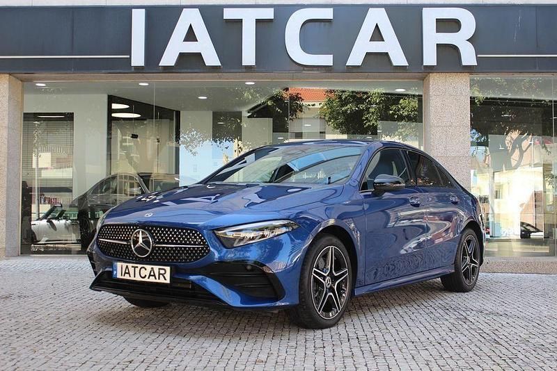 Azul Usado 2023 Mercedes A250 AMG line Sedan | € 38.900 (Preço justo) - Imagem 1/4
