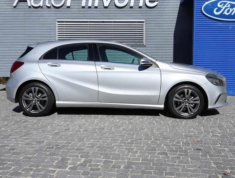 Usado Mercedes A180 109 HP (80 kW) 2018 Cinzento Citadino