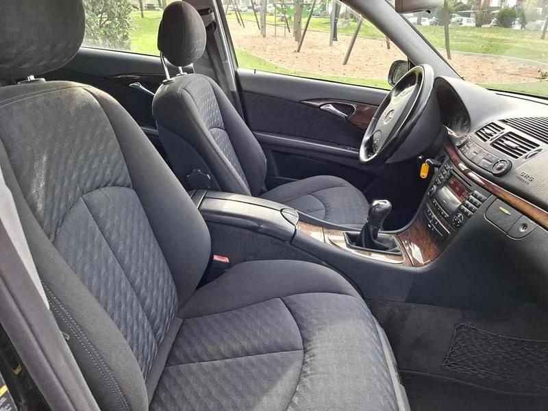Usado Mercedes E220 150 HP (110 kW) 2003 Preto Sedan