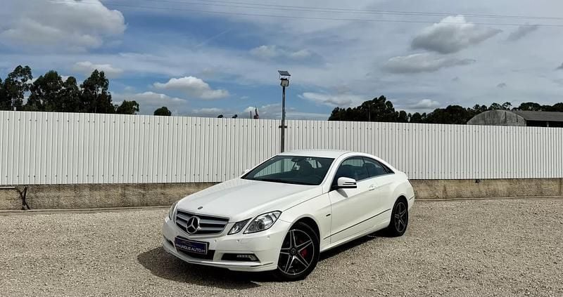 Branco pérola Usado 2010 Mercedes E250 Avantgarde Coupé | € 18.500 (Preço justo) - Imagem 1/4
