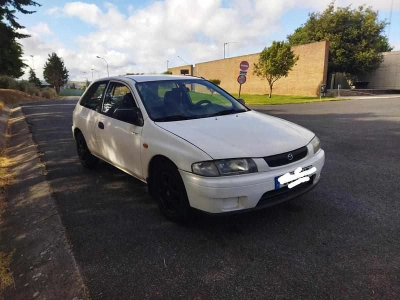 Branco Usado 1999 Mazda 323 Sedan | € 1.000 - Imagem 1/4