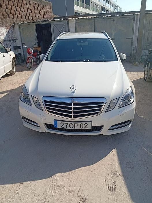 Usado 2011 Mercedes E220 Sedan | € 12.000 - Imagem 1/4