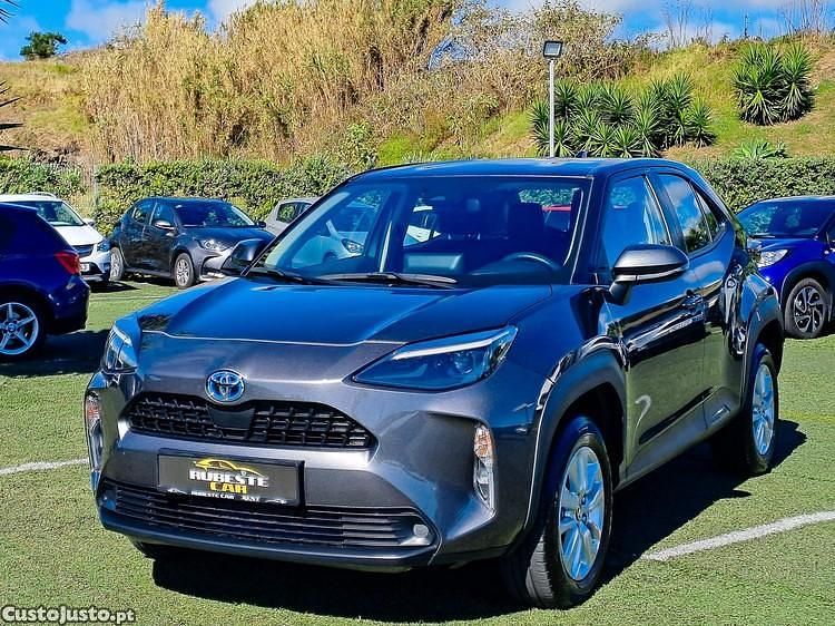 Cinza Usado 2024 Toyota Yaris Cross Plus SUV | € 27.499 - Imagem 1/1