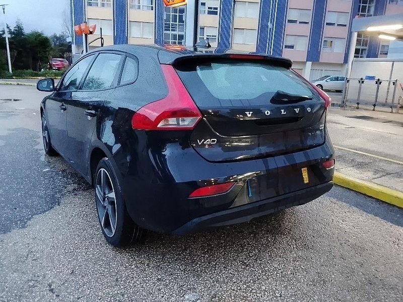 Usado Volvo V40 115 HP (84 kW) 2015 Sedan
