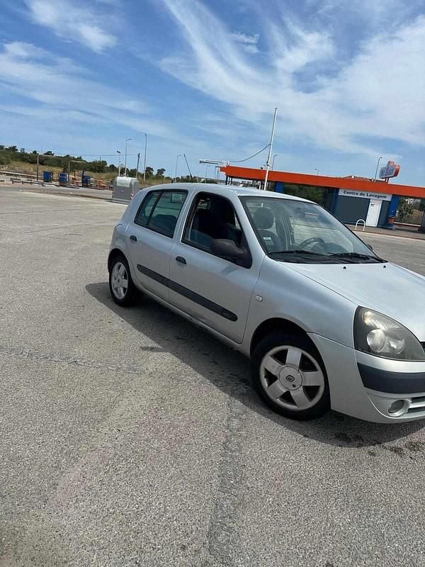 Cinzento Usado 2003 Renault Clio II Citadino | € 1.500 (Bom preço) - Imagem 1/4
