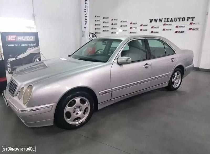Cinza antracite Usado 1999 Mercedes E220 Avantgarde Sedan | € 3.490 - Imagem 1/4