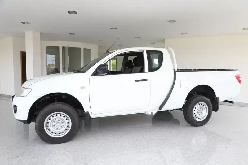 Usado Mitsubishi L200 Intense 136 HP (100 kW) 2015 Branco Pickup