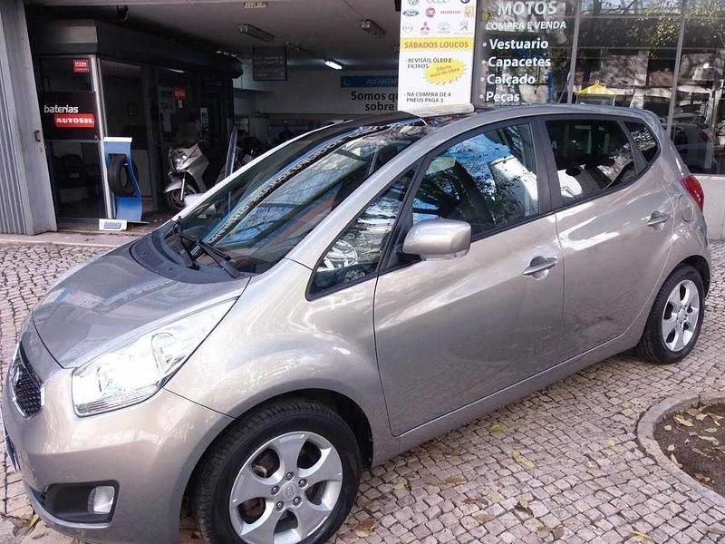 Usado Kia Venga DREAM-TEAM Edition 128 HP (94 kW) 2012 Bege (metalizado) Citadino