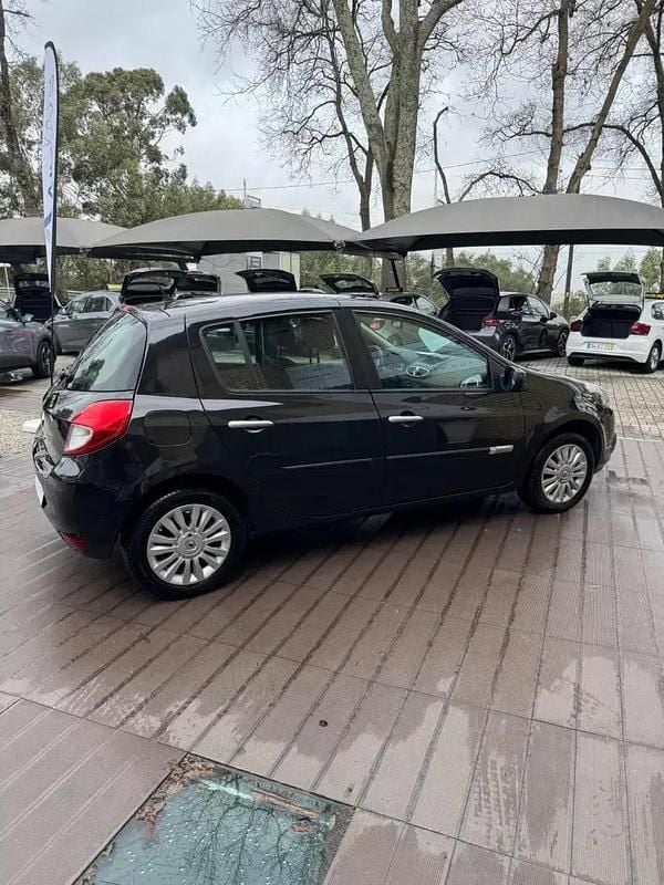 Usado Renault Clio II Dynamique 68 HP (50 kW) 2010 Preto