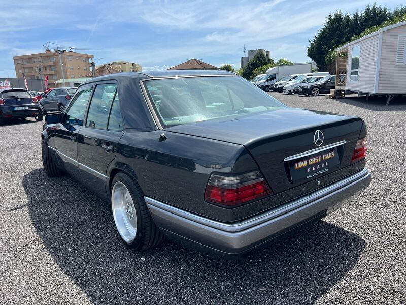 Usado Mercedes E280 Classic 197 HP (144 kW) 1993 Preto Sedan