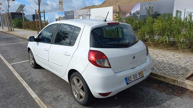 Usado Renault Clio II 75 HP (55 kW) 2011 Branco Sedan