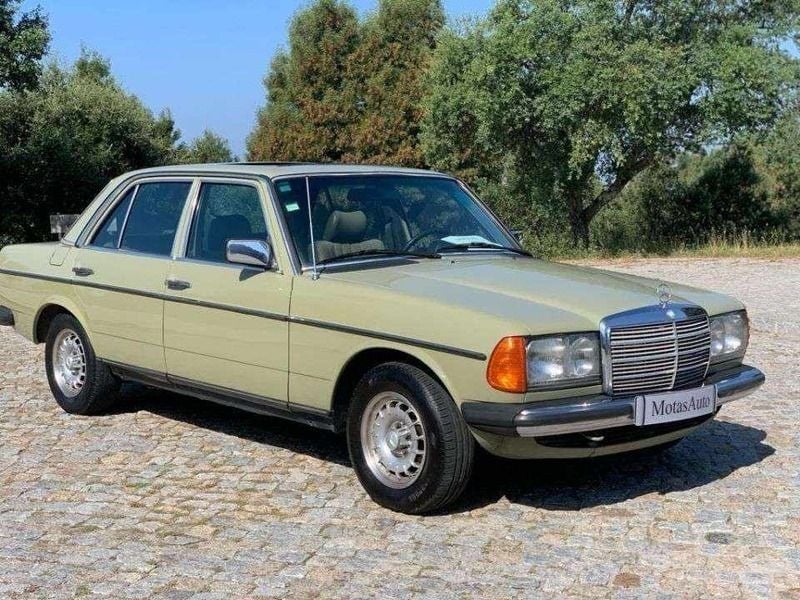 Verde Usado 1983 Mercedes 200 | € 7.500 - Imagem 1/4