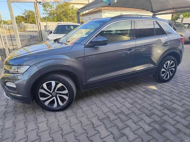 Usado VW T-Roc Active 110 HP (80 kW) 2021 Cinza escuro SUV