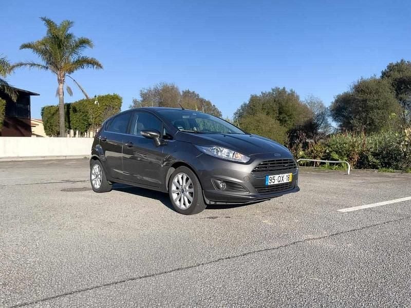 Usado Ford Fiesta 101 HP (74 kW) 2016 Cinzento Citadino