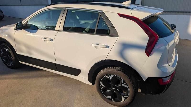 Usado Kia e-Niro 150 kW (204 HP) 2023 Branco SUV