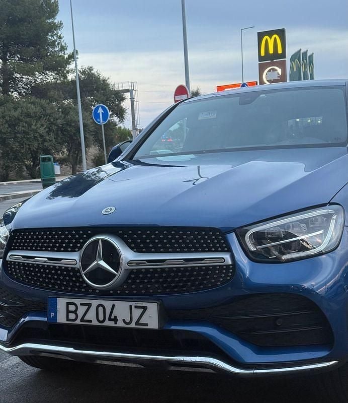 Azul Usado 2022 Mercedes GLC300 AMG line Plus Coupé | € 53.999 - Imagem 1/4