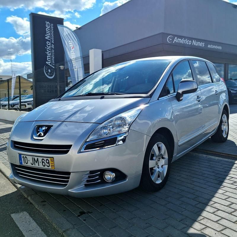 Cinza Usado 2010 Peugeot 5008 Access Monovolume | € 11.300 (Caro) - Imagem 1/4