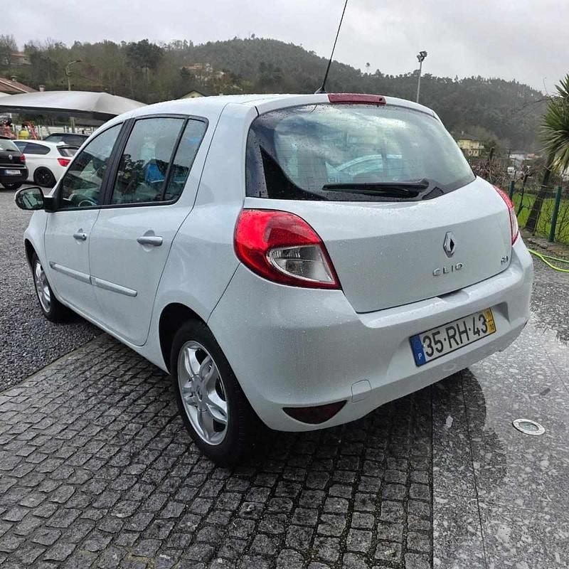 Usado Renault Clio II Dynamique 90 HP (66 kW) 2011 Branco