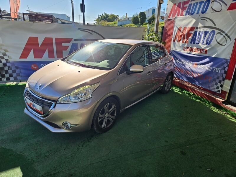 Bege Usado 2012 Peugeot 208 Allure Citadino | € 8.990 (Preço elevado) - Imagem 1/4