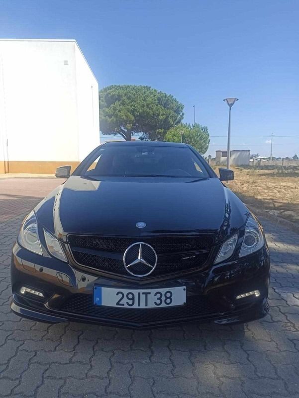 Preto Usado 2010 Mercedes E350 Coupé | € 18.000 - Imagem 1/4