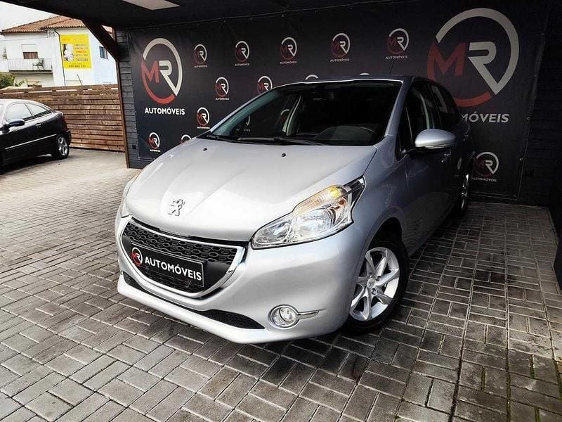 Cinza Usado 2012 Peugeot 208 Access Citadino | € 8.900 (Preço justo) - Imagem 1/2