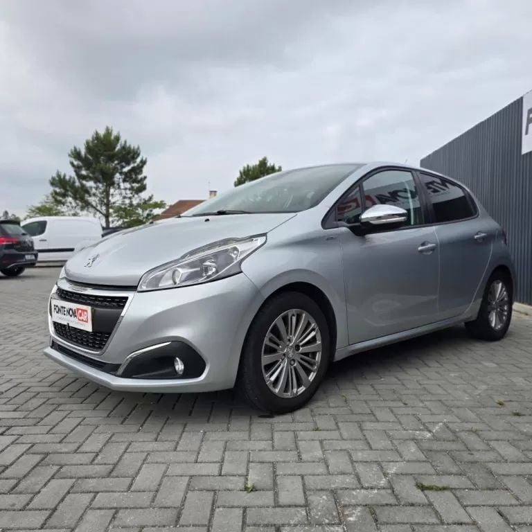 Cinza prata Usado 2017 Peugeot 208 Style Citadino | € 9.900 (Preço justo) - Imagem 1/4