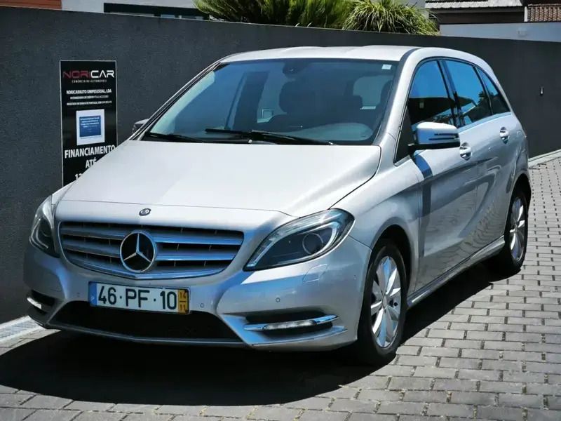 Cinzento Usado 2014 Mercedes B180 Style Monovolume | € 13.950 (Preço justo) - Imagem 1/4