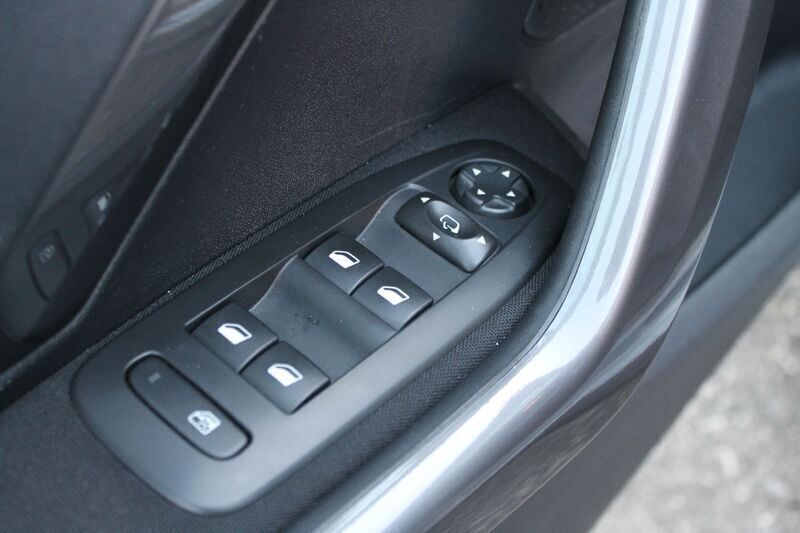 Usado Peugeot 2008 Style 100 HP (73 kW) 2017 Cinzento SUV