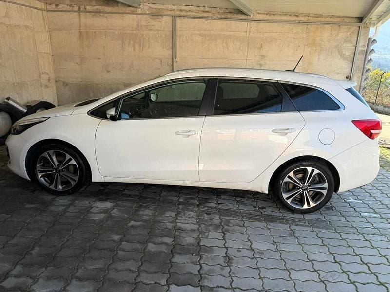 Usado Kia Ceed 133 HP (97 kW) 2015 Branco Citadino