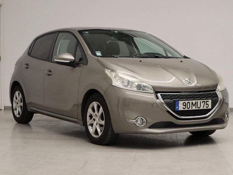 Bege Usado 2012 Peugeot 208 Active Citadino | € 6.750 (Preço justo) - Imagem 1/4