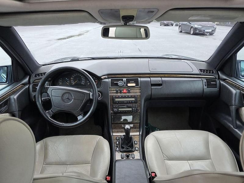 Usado Mercedes E250 150 HP (110 kW) 1998 Sedan