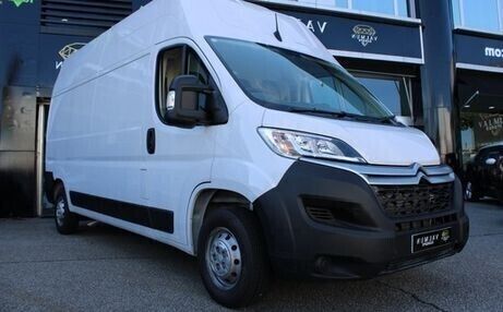 Branco Usado 2023 Citroën Jumper Monovolume | € 23.900 - Imagem 1/4