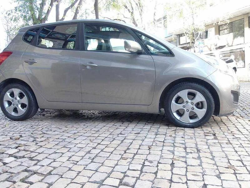 Usado Kia Venga DREAM-TEAM Edition 128 HP (94 kW) 2012 Bege (metalizado) Citadino