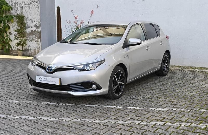 Usado Toyota Auris Comfort 136 HP (100 kW) 2017 Cinza (desconhecido) Sedan