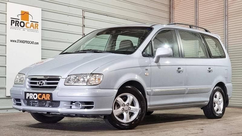 Cinzento Usado 2005 Hyundai Trajet Monovolume | € 5.500 - Imagem 1/4