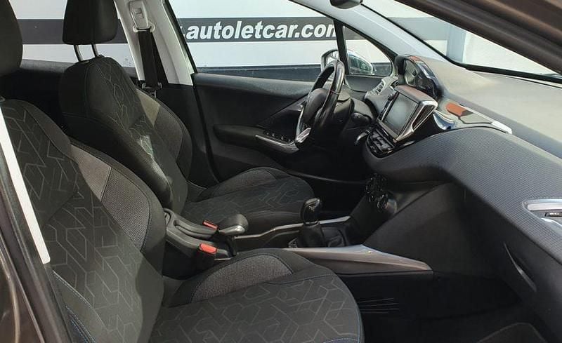 Usado Peugeot 2008 75 HP (55 kW) 2018 Cinzento SUV